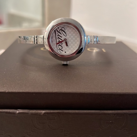 Y2K pre loved ladies Gucci watch (bracelet style) OG box - Picture 7 of 13